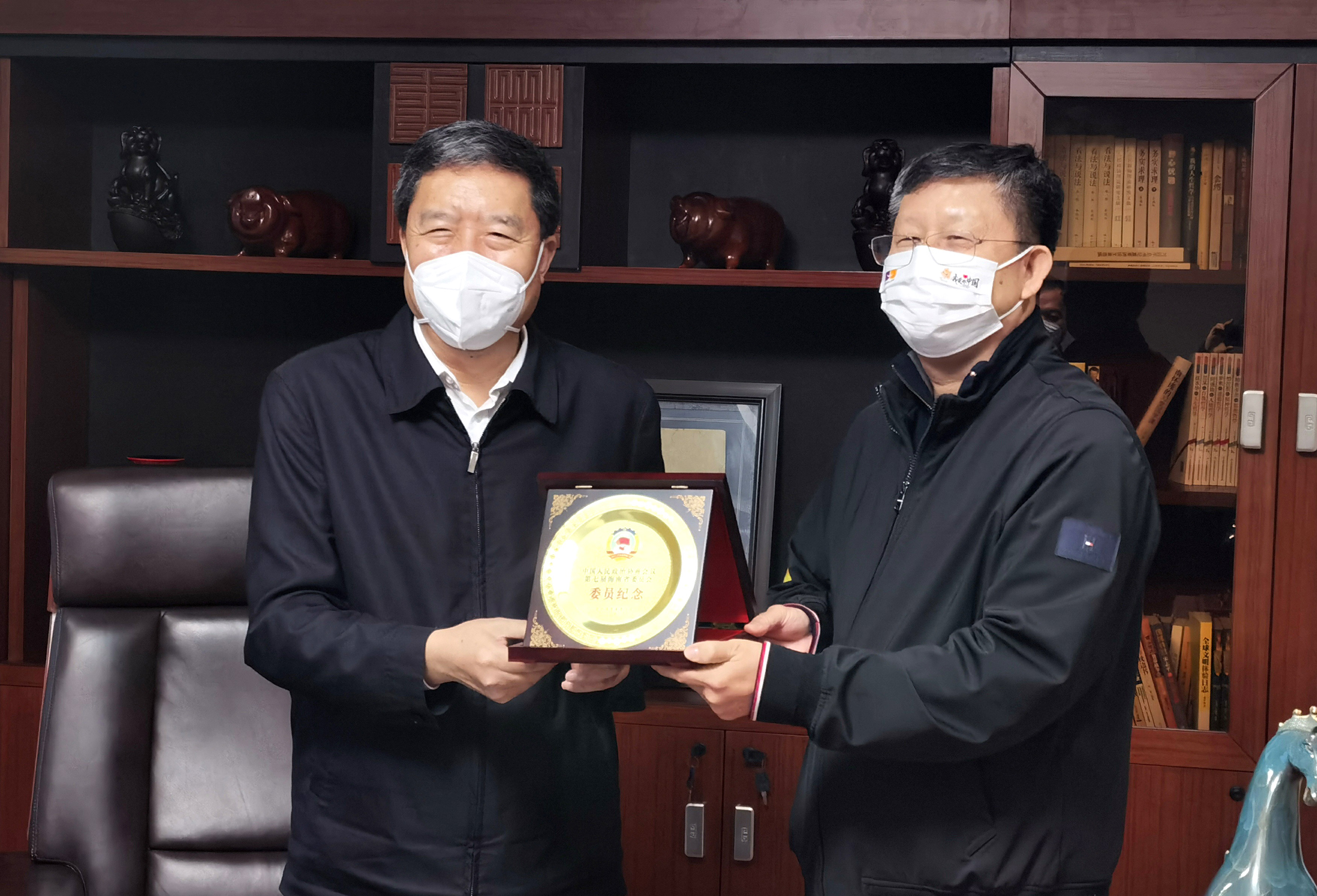 海南省政协主席毛万春探望慰问陈益智委员